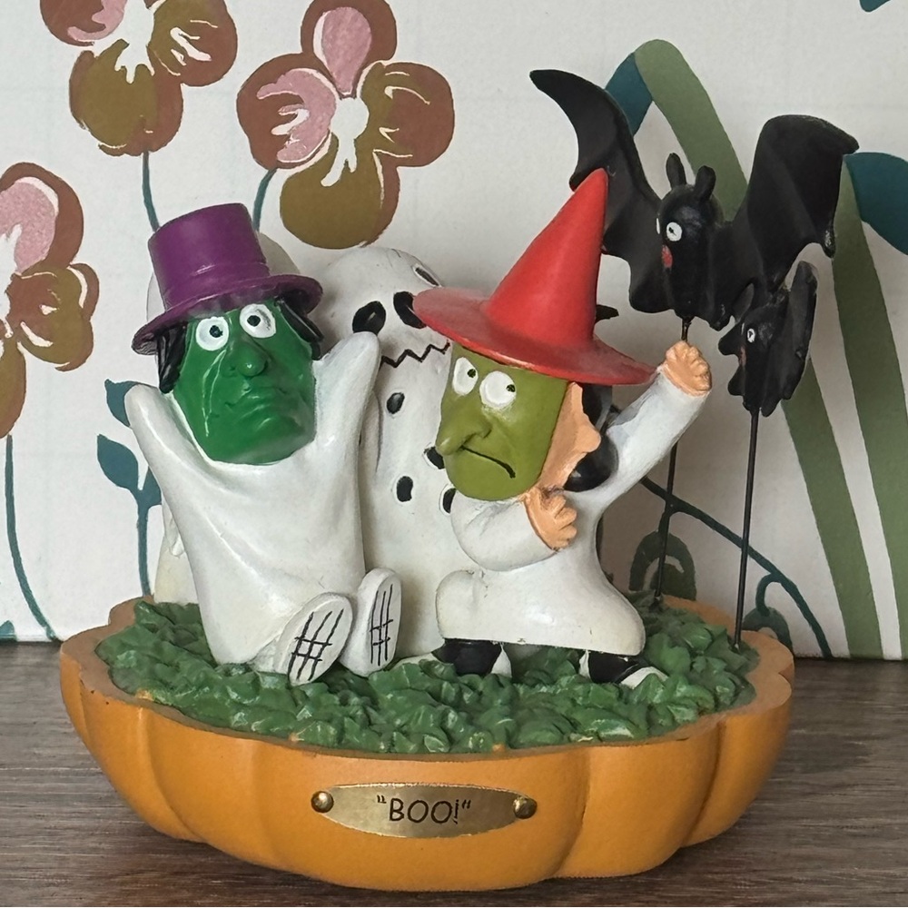 Hawthorne Village Peanuts "It's the Great Pumpkin” figurine in “Boo!” Halloween